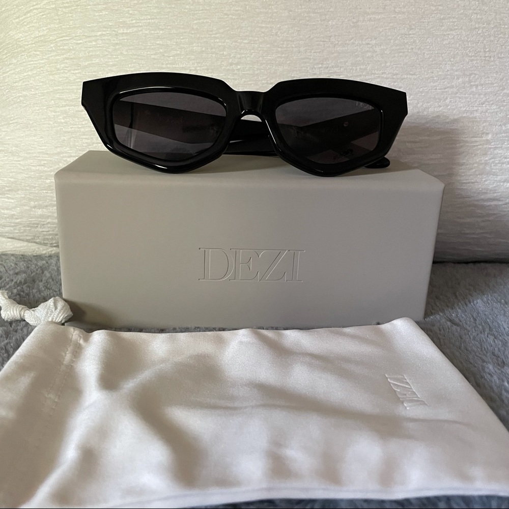 NWOT DEZI “On Read” Sunglasses